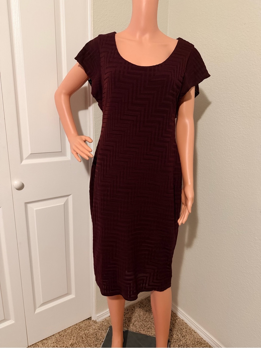 Cato Short Sleeve Scoop Neck Midi Dress – Burgundy